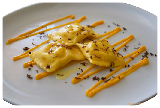 RAVIOLI AL PARMIGIANO SU CREMA DI ZUCCA E TARTUFO NERO